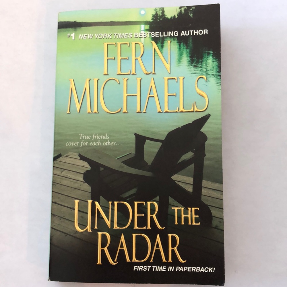 ⭐️5 for $15⭐️ Under The Radar by Fern Michaels | Book